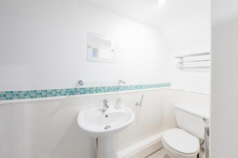 Lower floor ensuite ()