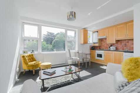 Large studio on 2nd floor with lift