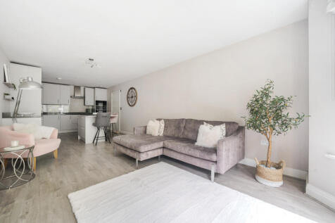 1374897-7-690b586...