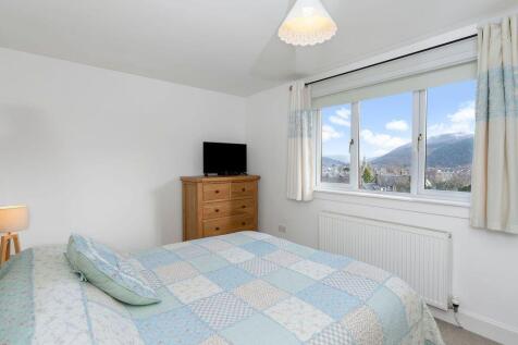 4 bed, 2 bath Detached in Leeds - Photo 13