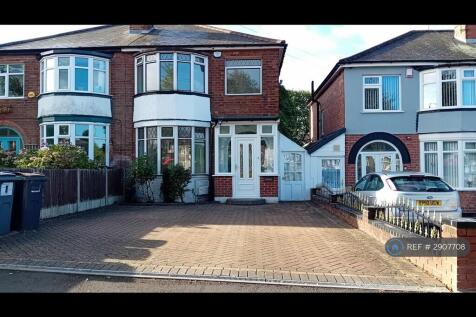 We are proud to offer this delightful 3 bedroom, 1 bathroom semi-detached house in a great location. Available to move in from 26 June 2026, this property benefits from available parking, and gar... *