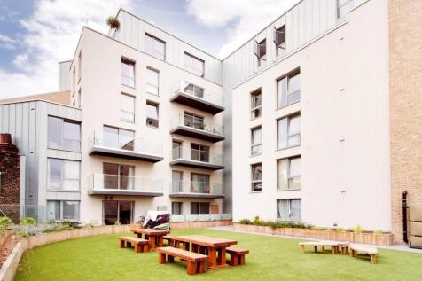 Bright and modern 1 bedroom flat within the heart of Dalston (1 minute walk to the tube - Dalston Kingsland and Junction) situated on the top floor (6th floor, 2 large lifts). Flat also has access to