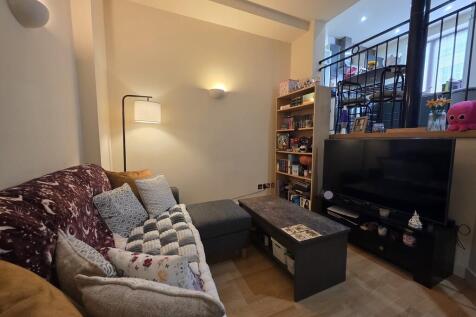 A distinctive one-bedroom split-level apartment located in the heart of Leeds city centre. The development, once a former bank head office has a grand marble staircase and may original features in the