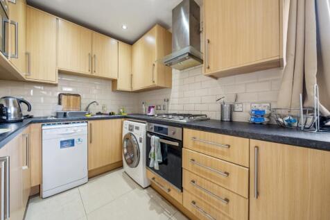 Discover this superb, fully furnished four-double-bedroom apartment in Hyperion House, London. Perfectly located near Mile End Station, Queen Mary University, and local amenities, it offers comfortabl