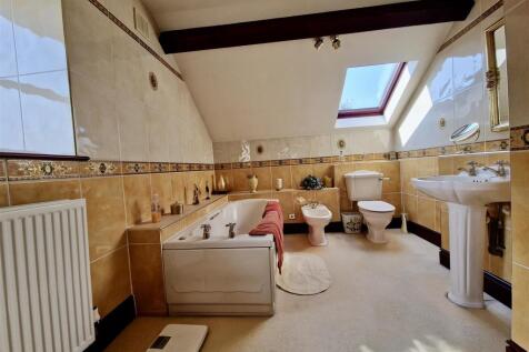 EN SUITE BATHROOM/WC