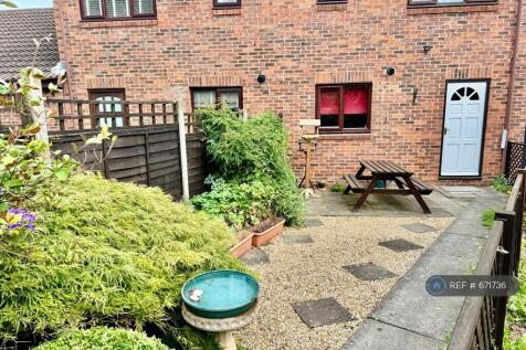 Back Garden - Patio With Picnic Table 
