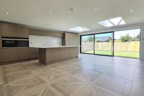 OPEN PLAN LIVING/DINING KITCHEN