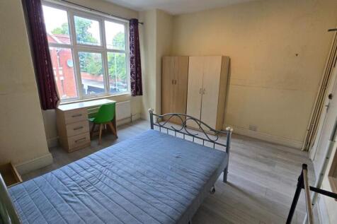 Bright, tidy double bedroom with a large window...