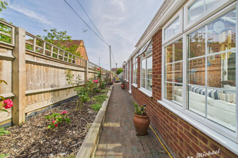 CAM03218G0-PR0737-STILL021