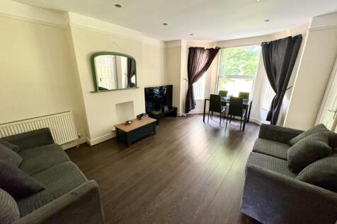 Park Estates are delighted to offer for Let this One Bedroom 1st Floor flat offered Unfurnished and located on Clarendon Road situated across the road from Garston Park and within easy reach of South