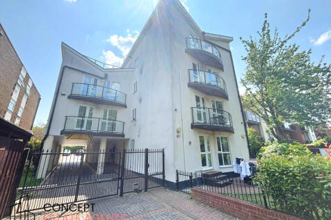 A beautifully presented two bedroom, two bathroom apartment set within a prestigious gated development in South Sutton.