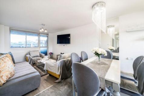 This two bedroom apartment boasts stylish interiors throughout. Situated on a high floor, the apartment benefits from a private balcony with amazing City views.