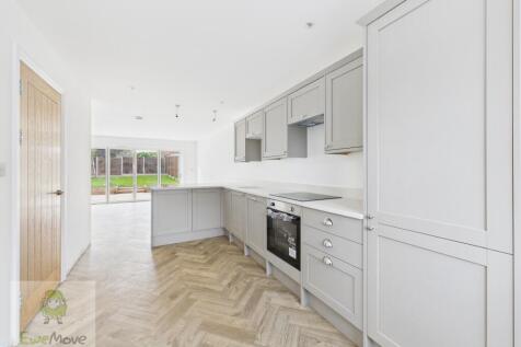 CAM02308G0-PR0220-STILL013