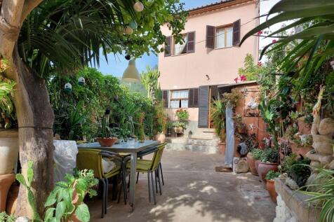 Town house with large terrace in Alaró