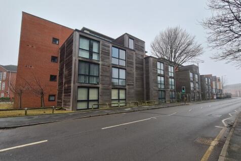 Avaliable 06.08.2026!!C & R Hulme are delighted to offer this large 3 double bedroom, 2 bathroom apartment just off Hulme High Street. This 2nd floor apartment, comes with open plan living room, 3 dou