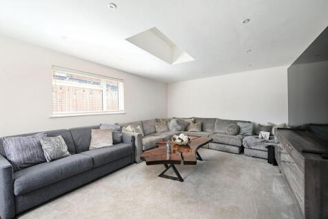 6 Chestnut Close ...