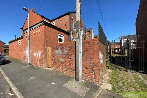 Available immediately! Newly refurbished 1 bedroom flat with separate entrance. Popular M5 location close to Salford Royal Hospital & Buile Hill Park.