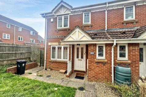 Charming modern terraced house with front lawn...
