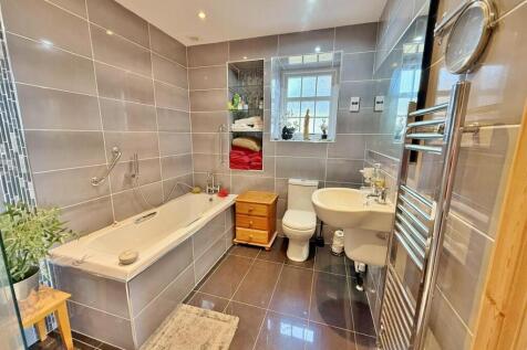 En-suite bathroom bedroom 1