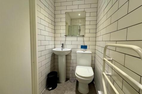 9 Drydock Shower Room