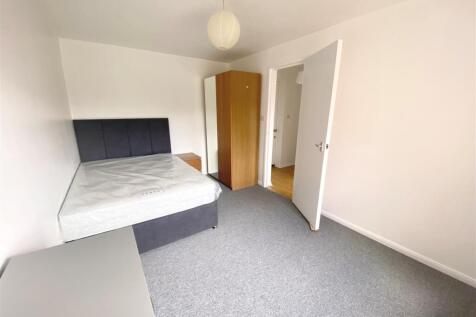 Bedroom 1 pic 2.jpg