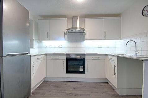 Equity Estate Agents are pleased to offer this fully renovated two-bedroom ground-floor flat, ideally located just off White Hart Lane and within walking distance of White Hart Lane Station. Finished