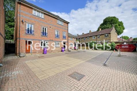 6 bedroom townhouse with 7 bathrooms in Ambassador square, All bedrooms are large doubles offered furnished. 5 bedrooms have ensuites. A few minutes walk to Mudchute DLR Station with fast links into t