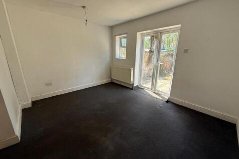 2 bed flat to rent Broomhill Road, Ilford IG3