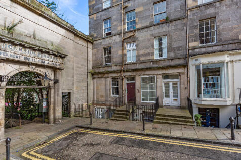 Save time - Book a viewing direct for this property via Gilson Gray website. An extremely attractive fully furnished one double bedroom flat with open plan living area situated in the heart of Stockbr
