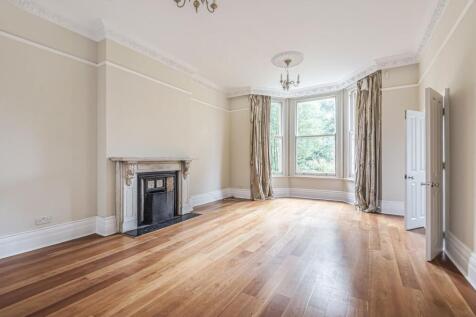 Fantastic raised ground-floor, 2 double-bedroom flat set within an elegant period building in the sought-after Barons in St Margarets, with a private garden. Generous proportions, high ceilings and a