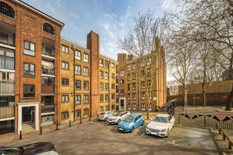 This larger than average purpose built three-bedroom apartment has been finished to a high standard throughout. Comprising a spacious reception room, separate kitchen with integrated appliances, three