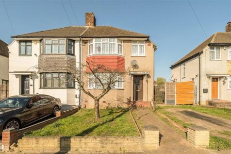 A newly redecorated three bedroom semi-detached family house, in sought after residential road. Comprising three bedrooms, a double reception room, a kitchen diner and a three piece bathroom suite. Fu