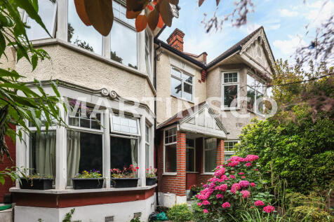 1 bed, 1st floor SPLIT LEVEL flat - UNFURNISHED. Located just off Blake Hall Rd, close to Wanstead Park. Modern kitchen with appliances. Separate living room. Upstairs is a large double bedroom, plus