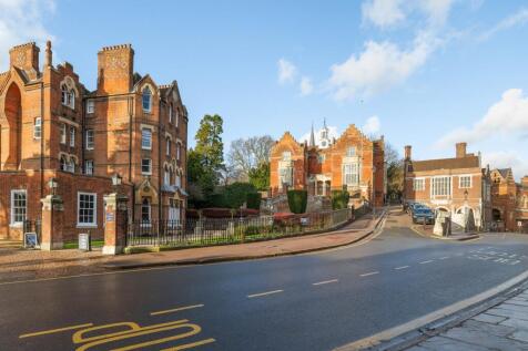 Harrow On Hill High Street - 5 minute walk