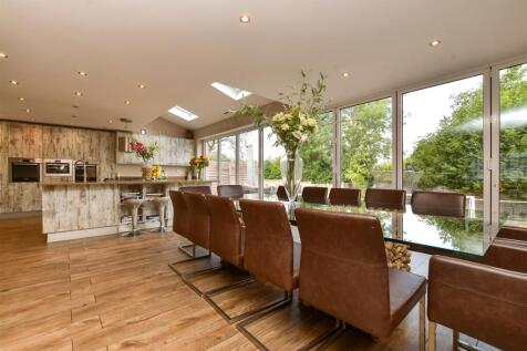 Kitchen / Dining Area