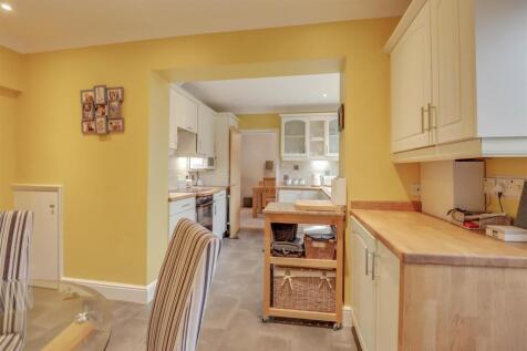 6 HIGHCLIFFE WAY WICKFORD-4.jpg