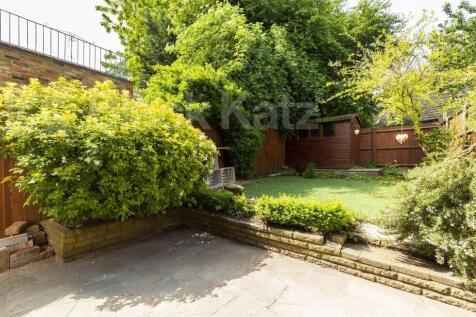 Stunning newly refurbished five double bedroom house located in one of Muswell Hills premier roads.Set over two floors this beautiful newly decorated property has five double bedrooms, modern kitchen