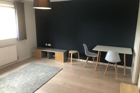 A modern, first-floor, tastefully furnished, one-bedroom apartment situated in the ever-popular area of Cannonmills, only a 15-minute walk from Stockbridge, Princes Street and The St James Quarter. Av