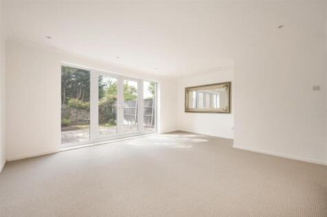 Village Close, E4