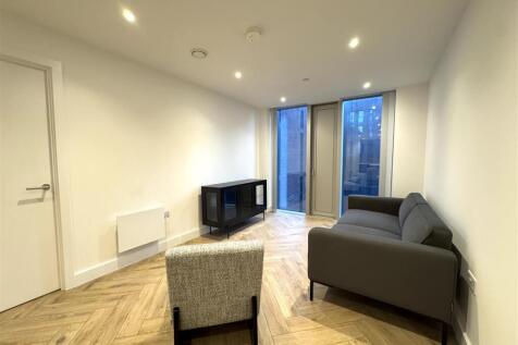 Living Room Pic 4.jpeg