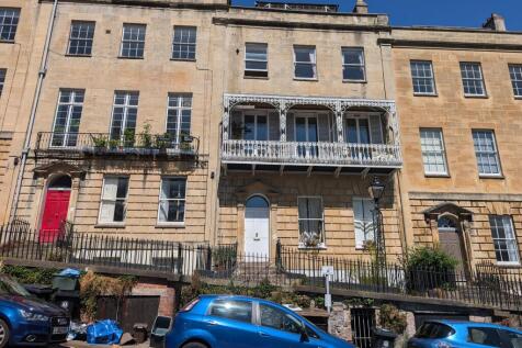 Spacious 2-bed flat on 3rd floor of period building in BS1. Features 2 double bedrooms, large living room, good-sized kitchen, and bathroom with shower over bath. Stunning city views. Ideal for a prof