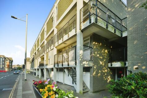 2 Bedroom Flat in PL4 0ER