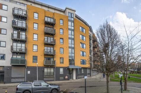 This exceptional, two-bedroom, two-bathroom apartment offers generous proportions throughout and enjoys breathtaking panoramic views across Greenwich and the City, creating a truly impressive home.
