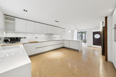 An exceptional three bedroom Chelsea townhouse situated on a peaceful residential street, perfectly located just moments from Sloane Square, South Kensington and Knightsbridge. In excellent decorative