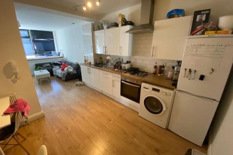 PERFECT FOR SHARERS! This three double bedroom, two bathroom flat in a fantastic location is perfect for sharers!