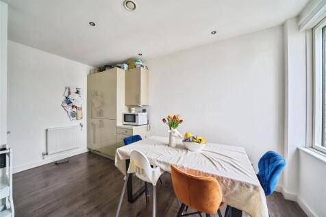 3 bed, 2 bath Flat in London - Photo 7