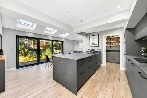 OPEN-PLAN DINING KITCHEN AND FAMILY ROOM