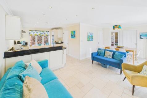 FAMILY/DINING ROOM