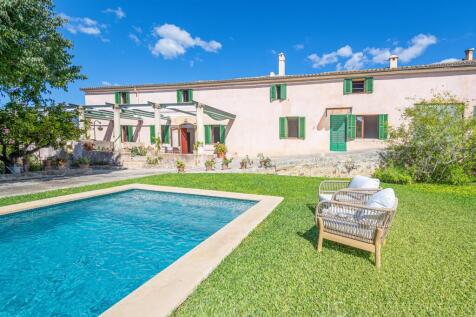 Unique historic house for sale in Campanet with pool and open views