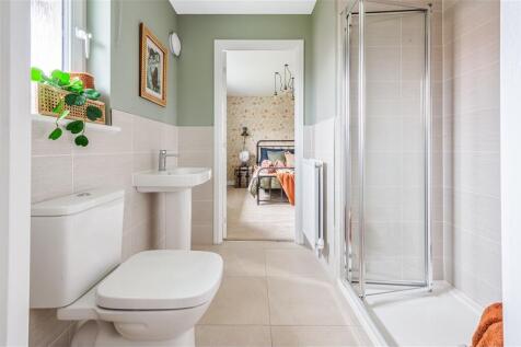 Jack & Jill en suite between bedrooms 2 and 3